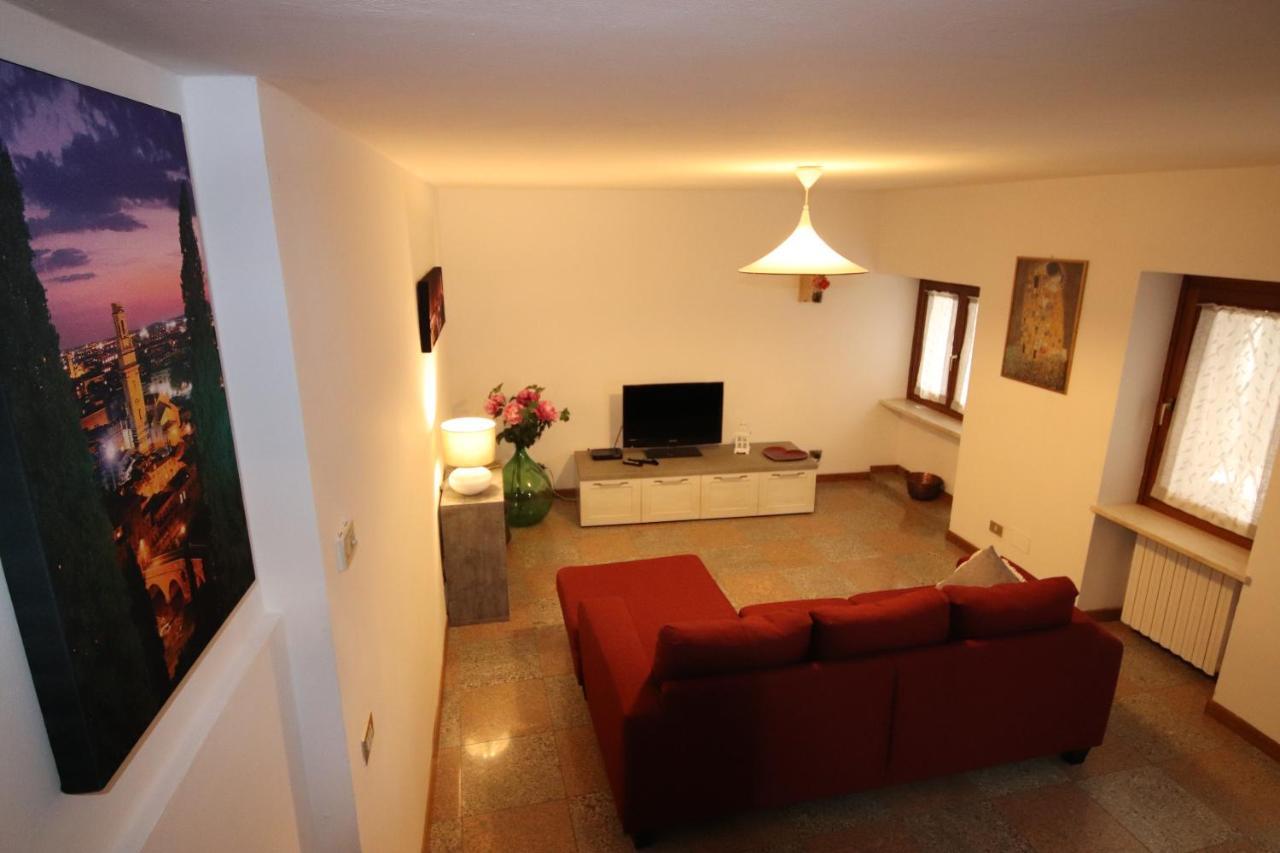 קאפרינו ורונזה Casa Vacanze Al Borgo מראה חיצוני תמונה